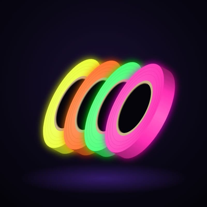 Illustration : Pack de 4 adhésifs fluo 1,9 cm × 25 m, sous lumière noire